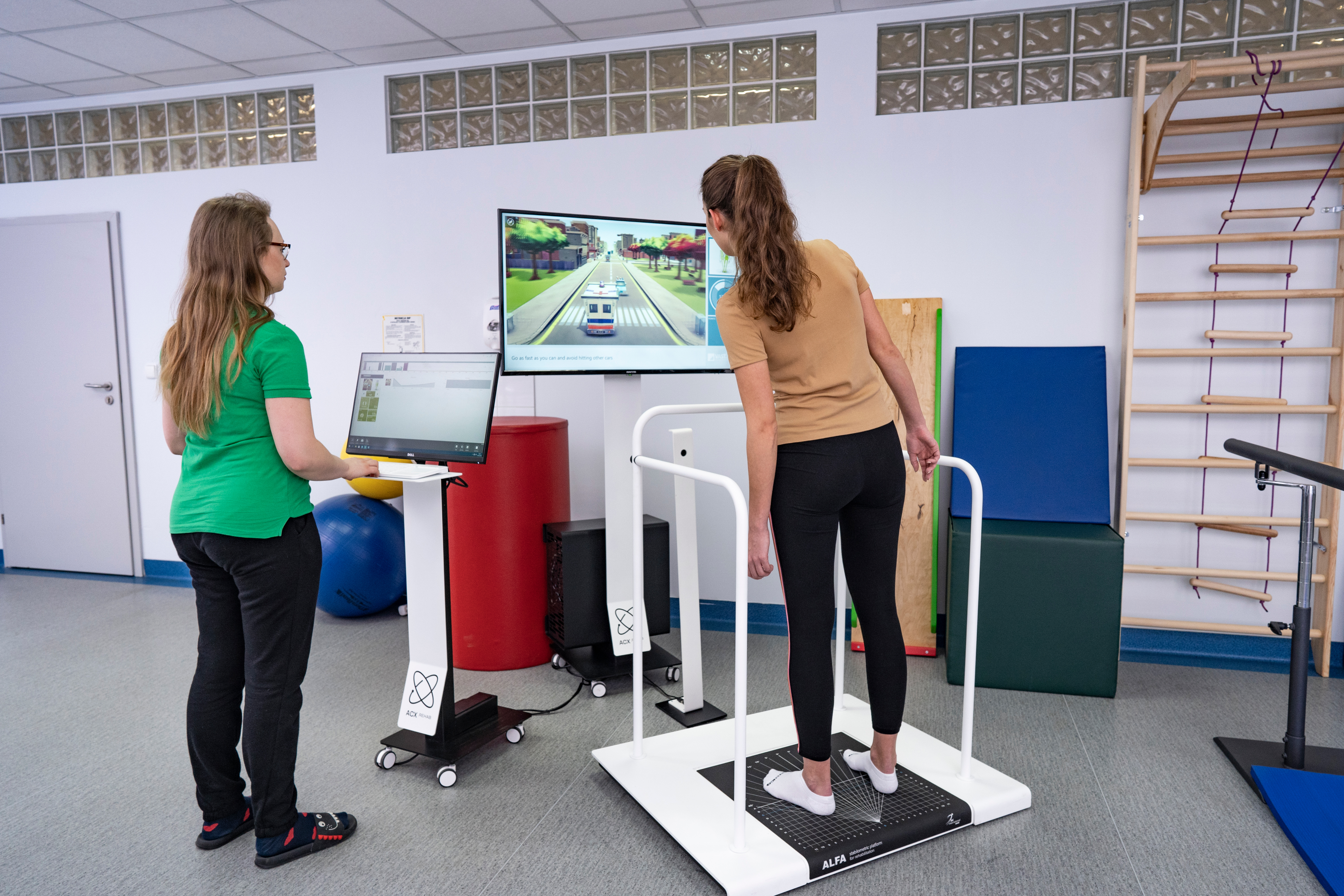 clinician showing patient how to use machine for exercises